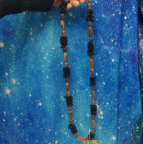 Hawaiian Wooden Lei - Picture 3 of 4